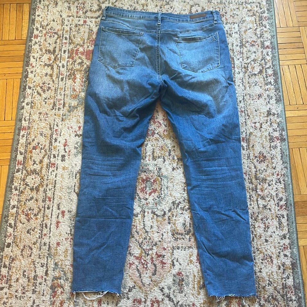 Light wash stretchy blue jeans 👖